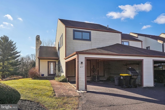 view of front of property featuring a front lawn