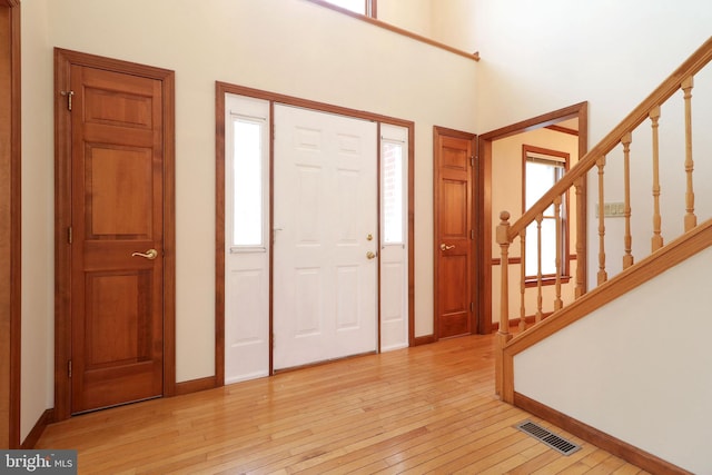 foyer featuring visible vents, a healthy amount of sunlight, and light wood finished floors