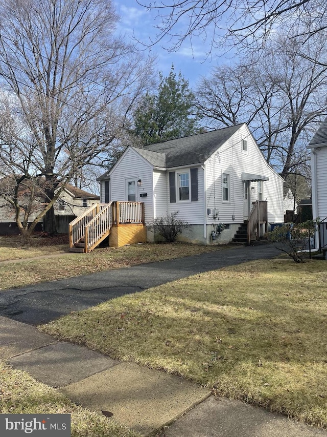 view of front facade featuring a front yard