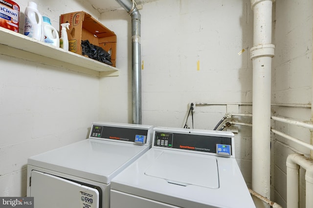 laundry room with washing machine and dryer