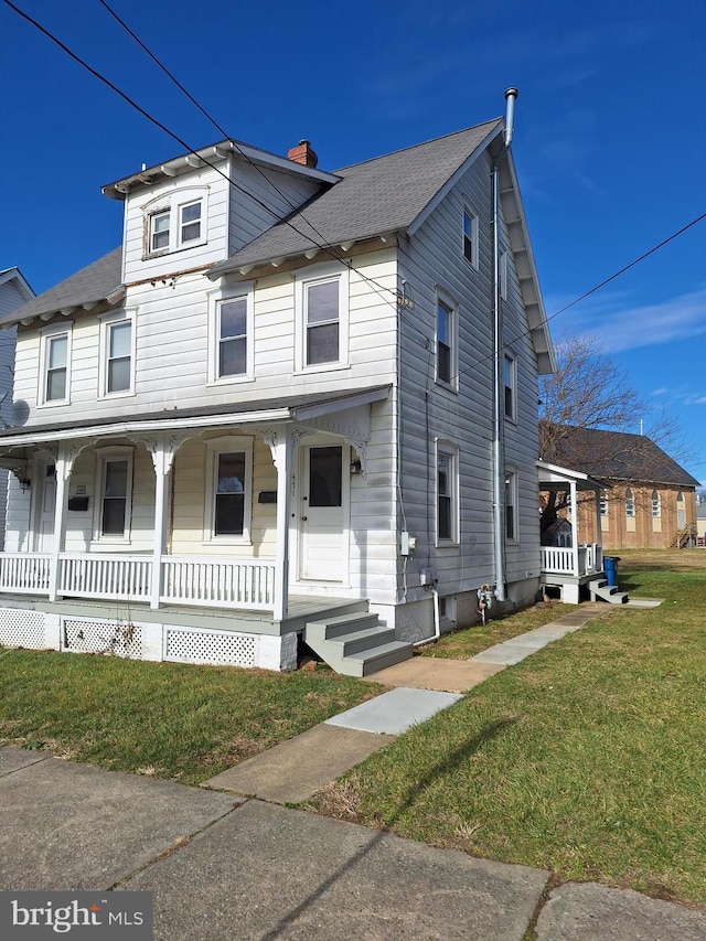 view of front of property featuring a front yard and a porch