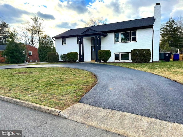 bi-level home featuring a front lawn