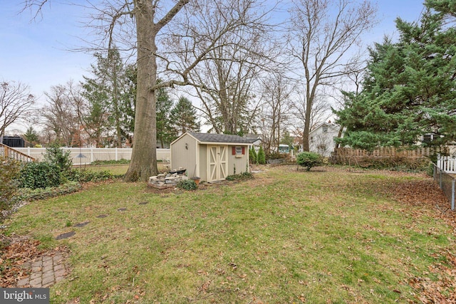 view of yard featuring a shed