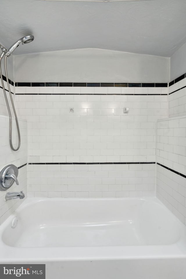 bathroom featuring tiled shower / bath combo