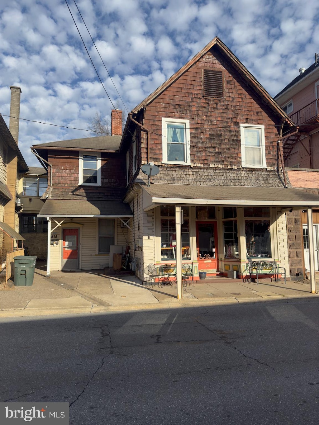 view of front facade featuring a porch