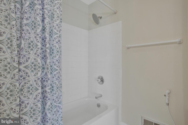 bathroom with shower / tub combo