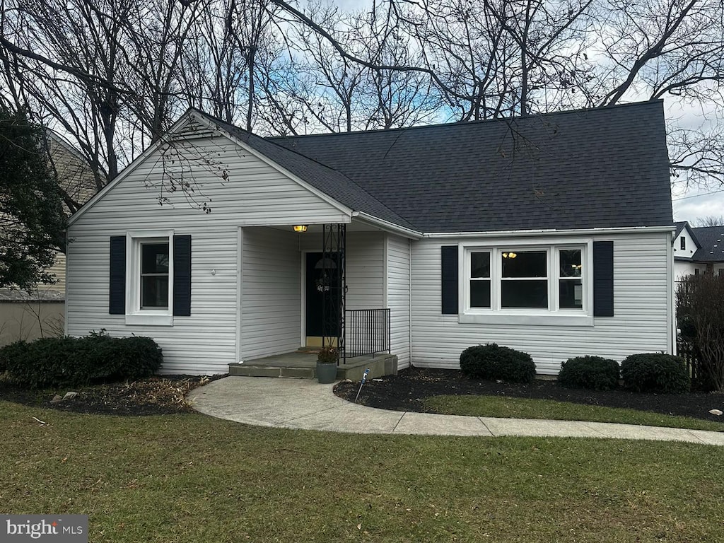 view of front facade featuring a front lawn