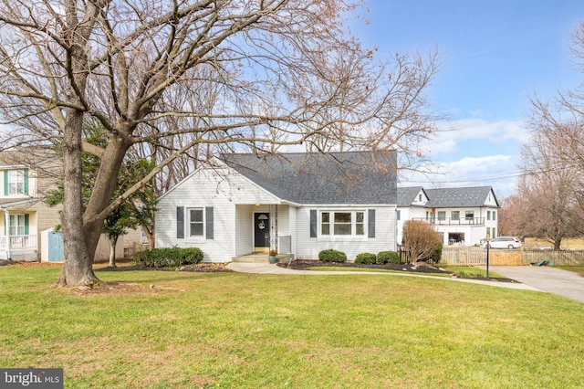 ranch-style home featuring a front lawn