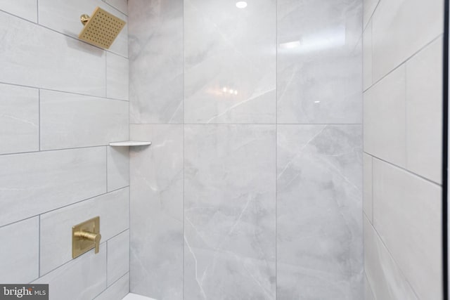 bathroom featuring tiled shower