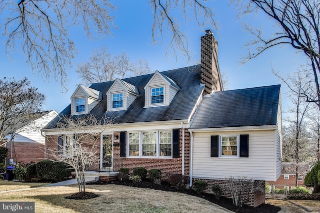 cape cod house featuring a front lawn