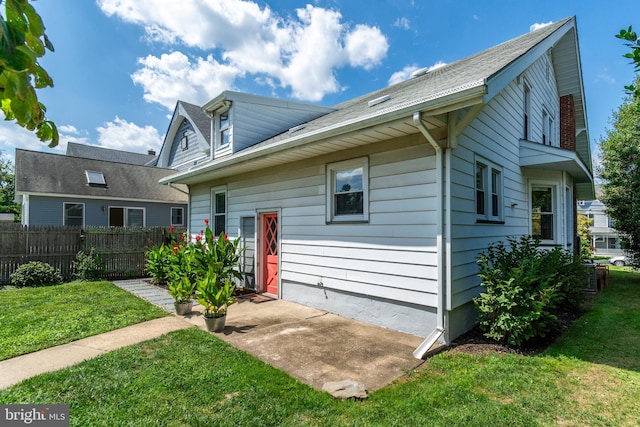 view of front of home with a front lawn