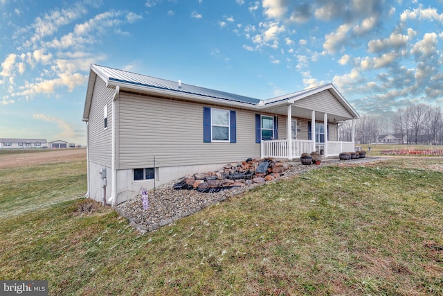 view of front of property featuring a front lawn and covered porch