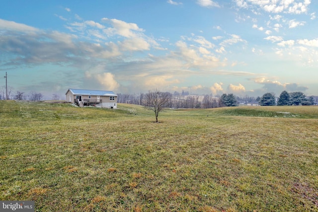 view of yard featuring a rural view