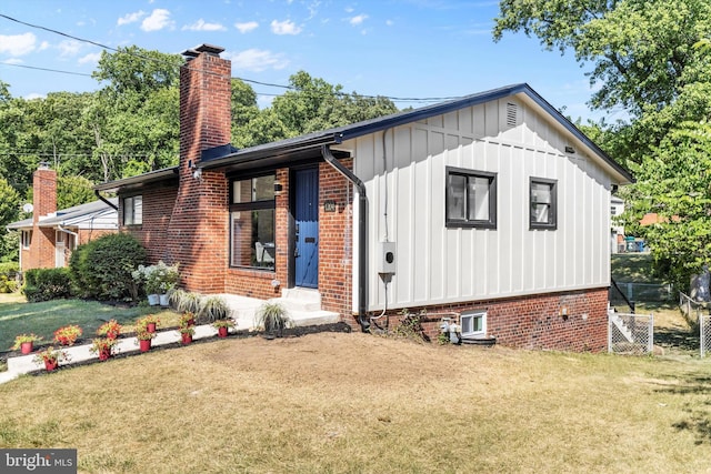 view of front of home with a front yard