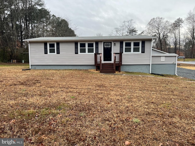 view of front of house featuring a front lawn