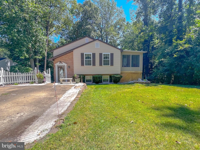 view of front of house featuring a front lawn