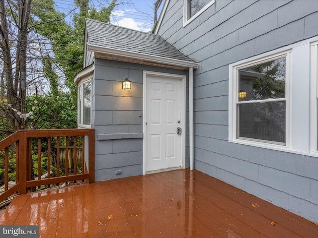 property entrance featuring a deck