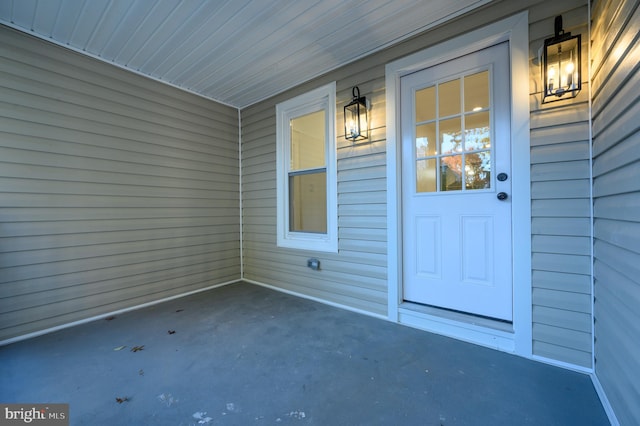 property entrance featuring a porch