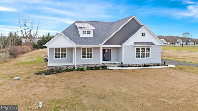 view of front facade featuring a front yard