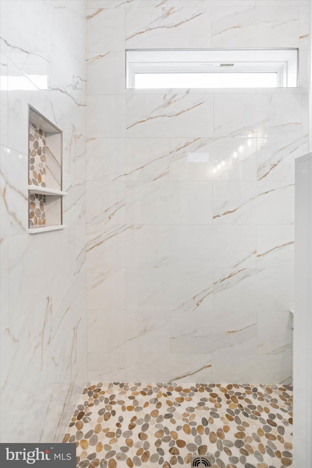 bathroom featuring a tile shower