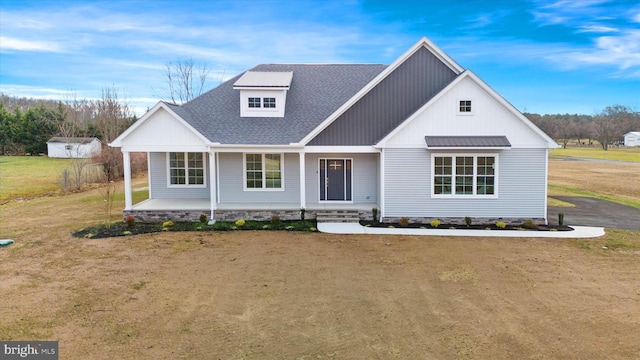 view of front of property featuring a front lawn and covered porch