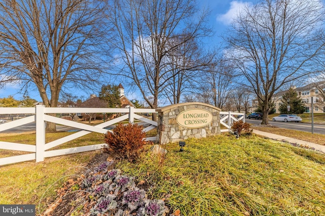 community sign with a lawn