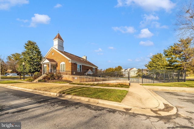 view of front of property featuring a front lawn