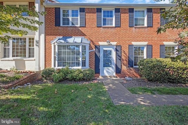 view of front of property with a front yard