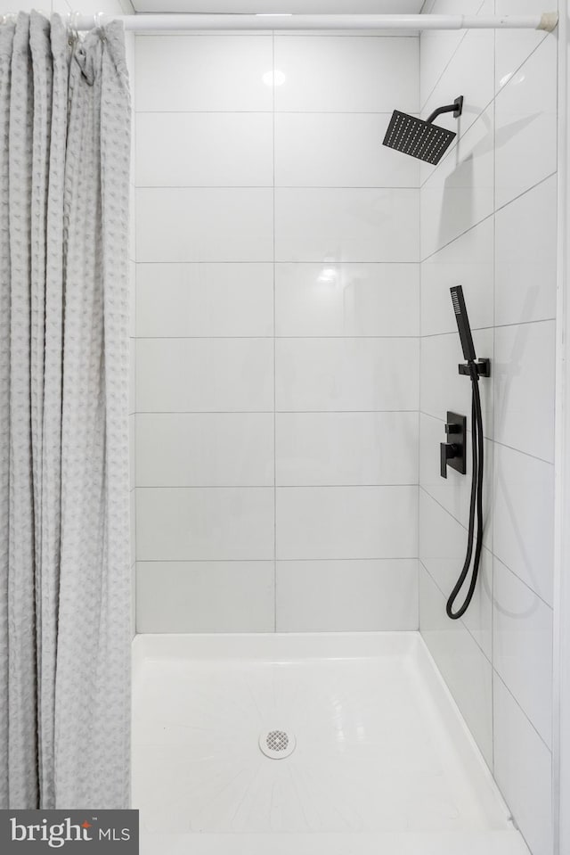 bathroom featuring tiled shower