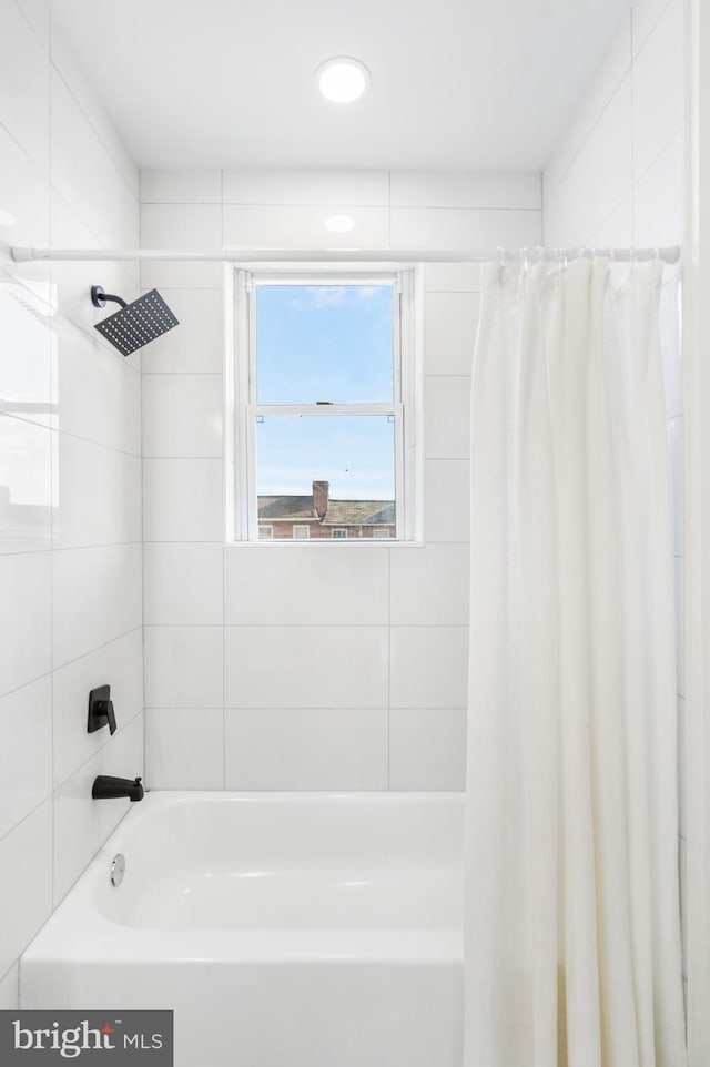 bathroom featuring shower / bath combo