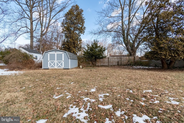 view of yard with a shed