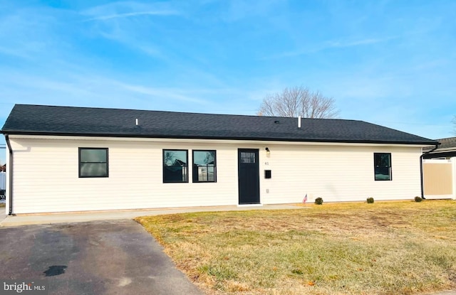 single story home with a front yard