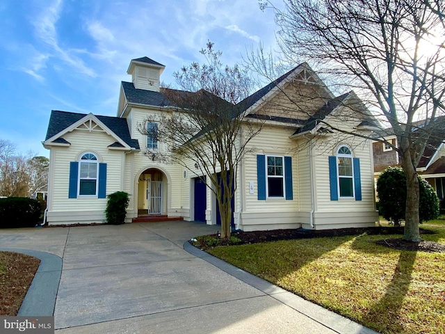 view of front of property featuring a front lawn and a garage