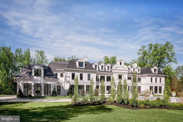 view of front of house with a front yard