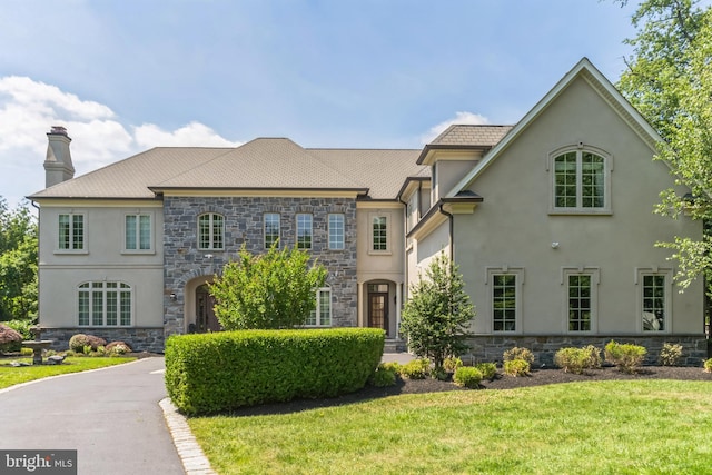 view of front of property featuring a front lawn