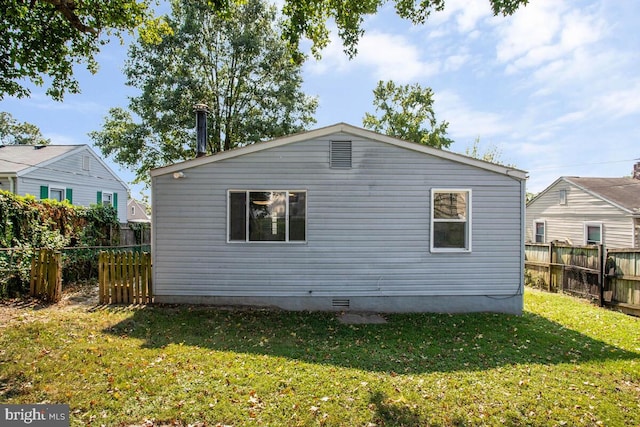 view of side of property featuring a yard