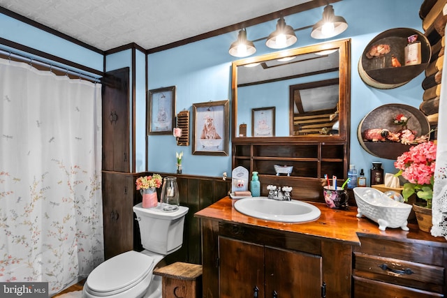 bathroom with toilet, vanity, a shower with curtain, crown molding, and a textured ceiling