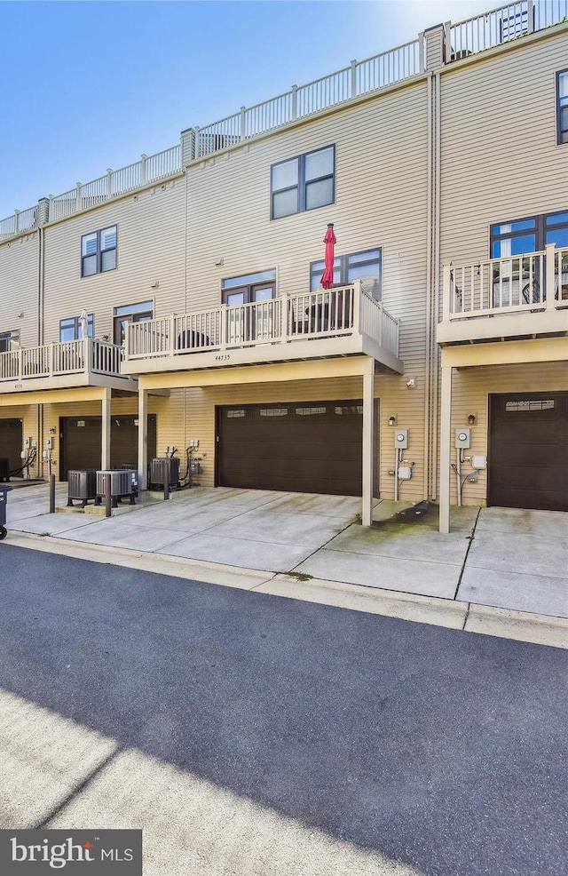 view of front of home featuring an attached garage and driveway