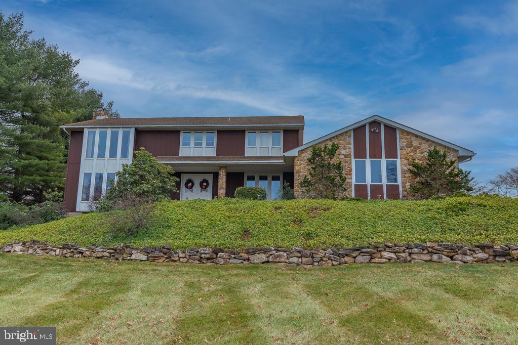 front facade featuring a front yard