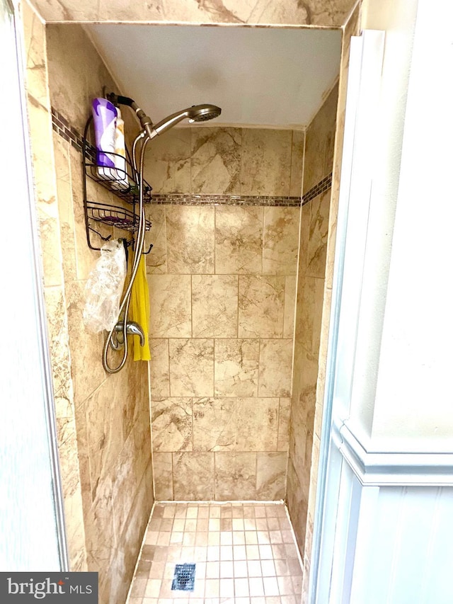 bathroom featuring tiled shower