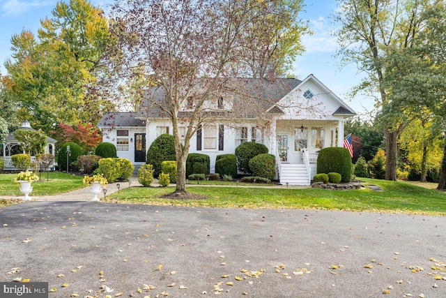 view of front facade with a front yard