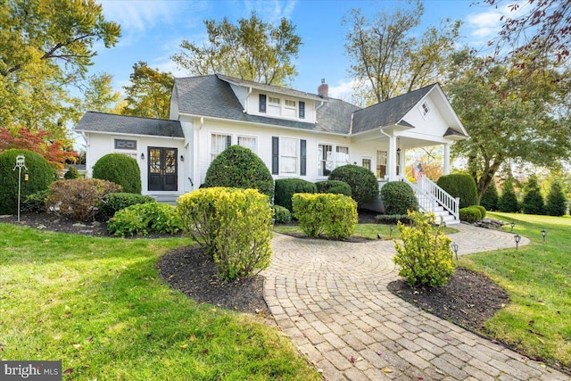 view of front facade with a front lawn