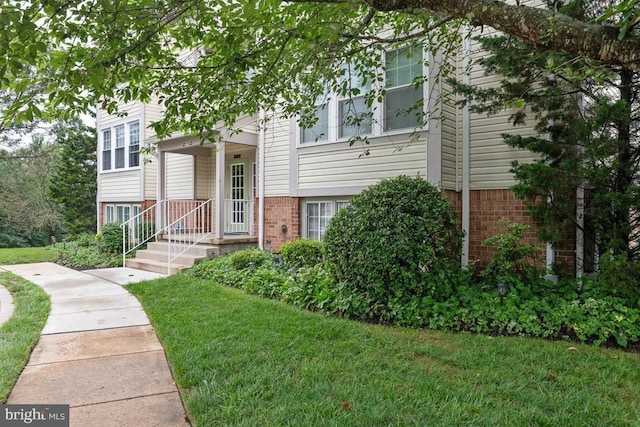 raised ranch featuring a front lawn