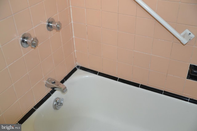 interior space featuring tiled shower / bath combo