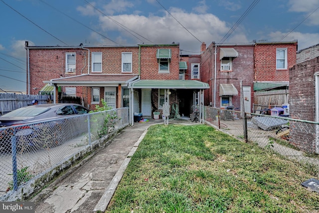 townhome / multi-family property featuring a front lawn