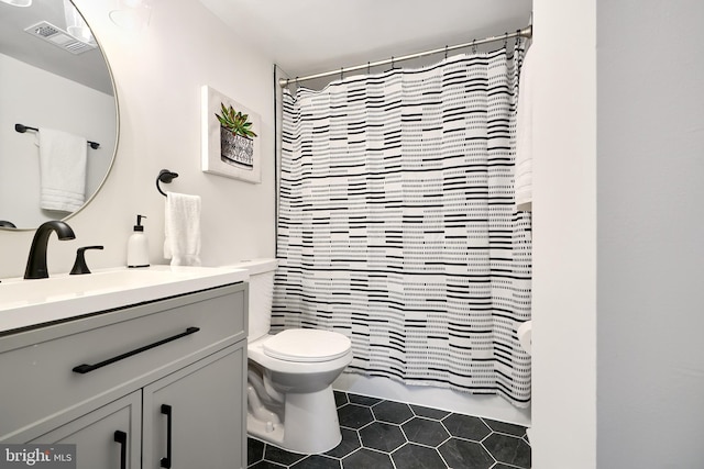 bathroom featuring a shower with curtain, vanity, and toilet