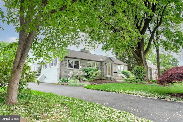 view of front of home featuring a front yard and a garage