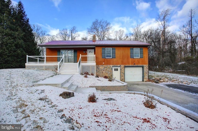 view of front of home with covered porch and a garage