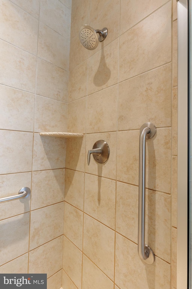 bathroom featuring tiled shower