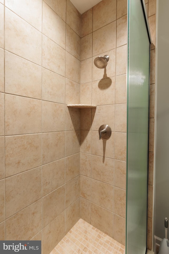 bathroom featuring tiled shower